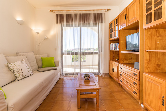 Modern luxury villa with ocean view in the Algarve, captured by professional photographer specializing in real estate.
